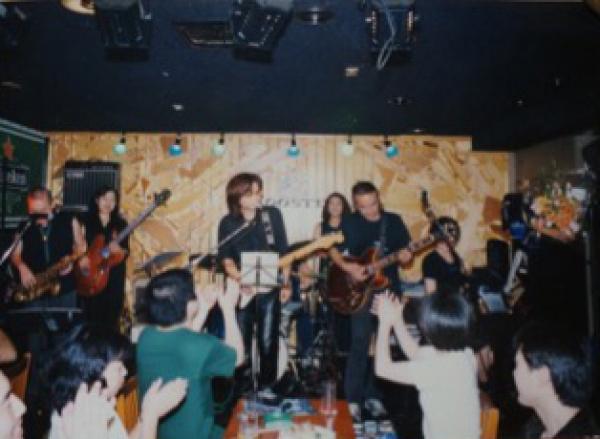 オープン当初の「荻窪ルースター」。中央はギターを弾いて歌う佐藤さん（写真提供：佐藤ヒロオさん）