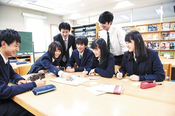 「この学校の良さは、みんながみんなを受け入れているところ。勉強でわからない点を教え合っています」と生徒たちは話す（写真提供：中央大学杉並高等学校）