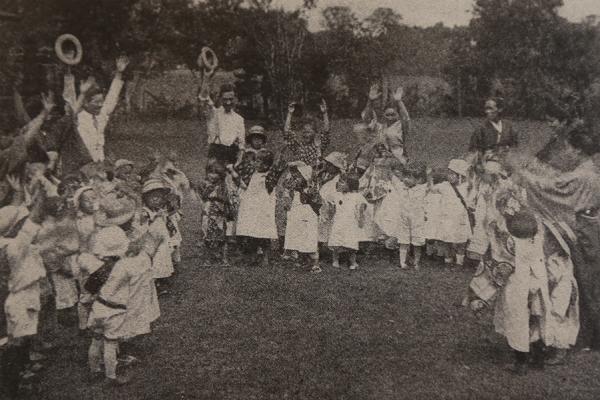 荻窪の有馬農園に「同情園」の園児を招いた1918（大正７）年頃の写真（写真提供：有馬頼央氏）