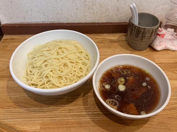 「つけめん」（750円）。ゴロゴロに切ったチャーシューとメンマ入り。水でしめた麺は、ふわっとした食感につるつるした喉ごしが加わり、250gの麺があっという間になくなる