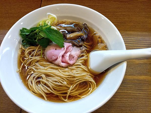 季節限定「サンマだし中華そば」。サンマのクセはなく、うま味を引き出したスープにキノコの香りが鼻をくすぐる。ざくっとした歯ごたえの低加水中細ストレート麺が使われている