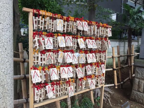 ユニークな下駄型の絵馬が奉納されている（写真提供：高円寺氷川神社）