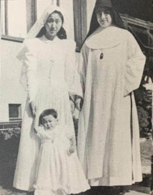 光塩女子学院副校長、シスター・アンヘレスに付き添われて受洗した怜子（出典：『光塩女子学院50年誌』）