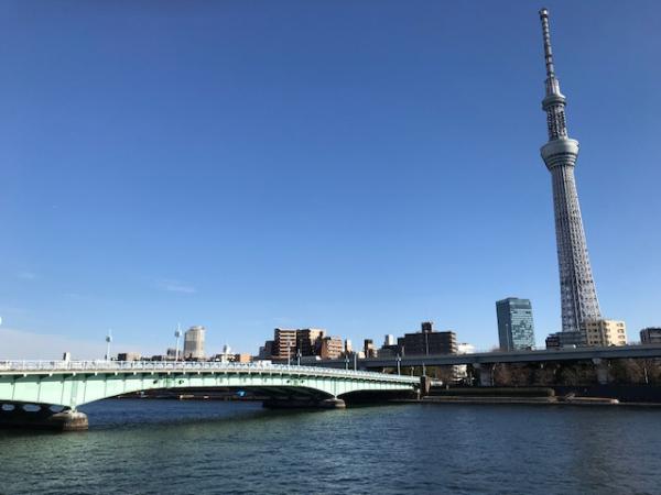 かつて「蟻の街」があった隅田公園から、言問橋とスカイツリーを望む