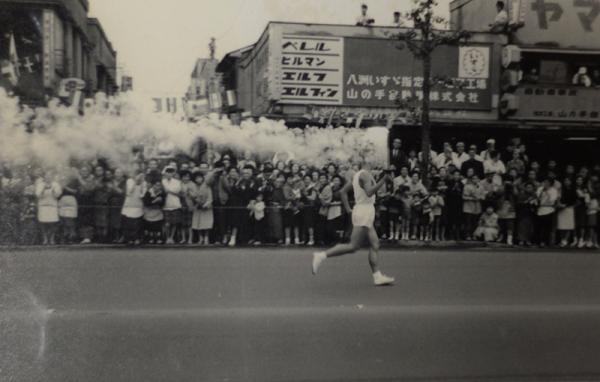 1964（昭和39）年の東京オリンピックでは、青梅街道で聖火リレーが行われた（写真提供：原田弘さん）