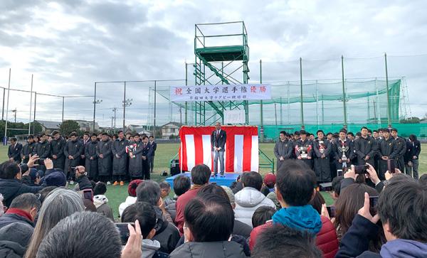 優勝報告会で挨拶をする相良監督。「上井草駅からパレードをしてきて感無量です。これからもこのグラウンドでがんばっていきますので、引き続き応援お願いいたします」