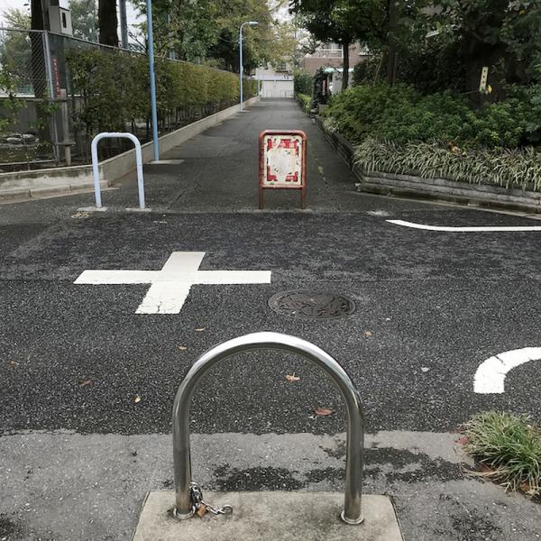 手前が交換後のステンレス製の車止め。かつてはここも金太郎であった