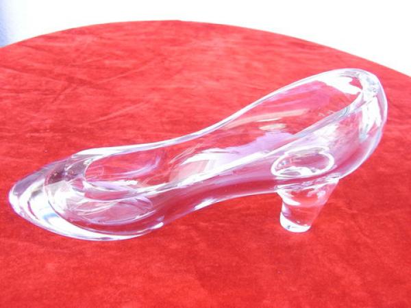 2011（平成23）年、東宝「シンデレラ」オーディション７代目グランプリ、上白石萌歌さんに送られたガラスの靴（写真提供：金山義信さん）