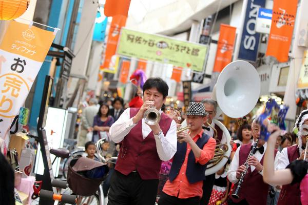 2018（平成30）年、「ニューディキシーモダンボーイズ」によるジャズウオーク（写真提供：阿佐谷ジャズストリート実行委員会）