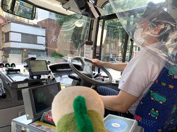 運転手の業務は、運転、車内点検、接客対応、車内アナウンスなどいろいろ。新型コロナウイルス感染拡大に伴い、車内の消毒も行っている