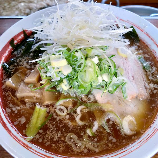 ラーメン／700円／麺160g。ストレートの中細麺は、店主の荒木さんがスープに合わせてよりすぐったもの