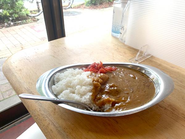 洋食屋の元コックの腕が冴える「カレーライス」（560円）。ラーメンスープを使い、うま味を出している。「ラーメン・半カレーセット」（900円）の注文も多い