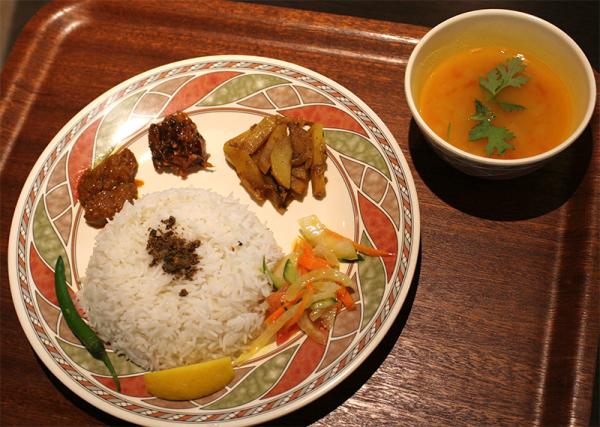 スパイスが香り高い「ボルタバジセット」（1,050円）。総菜は、左から、ボルタ２種類、本日の野菜バジ、バングラデシュ風サラダ。これにマイルドな味の「ひよこ豆スープ」が付く