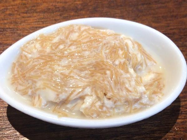 「セマイ」（500円）は、バーミセリ（細いパスタ）に牛乳、砂糖、シナモンなどのスパイスを混ぜたデザート。辛味の強い食べ物の後にちょうど良い甘さだ