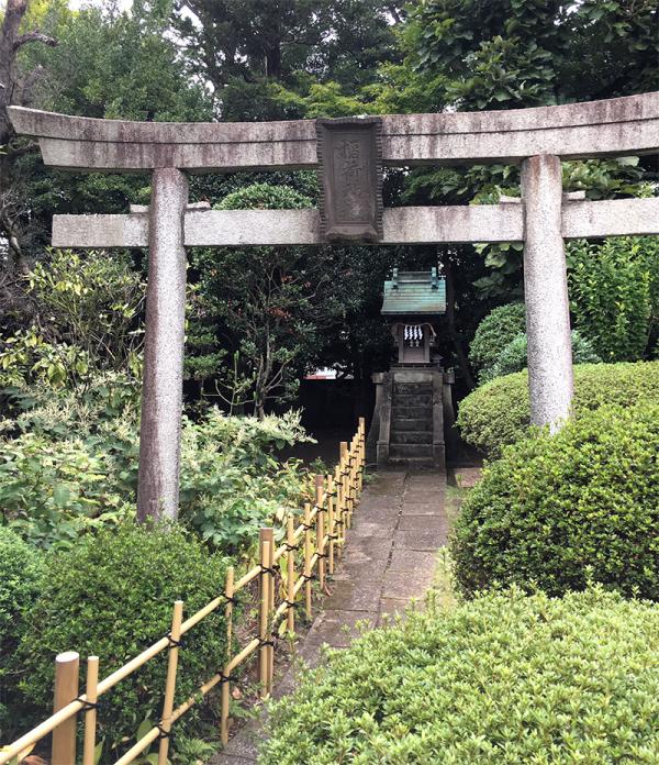梅田邸の庭にある穴稲荷。稲荷神がまつられていた洞穴は、明治時代には氷室（ひむろ）として利用され、善福寺川の水を凍らせた氷を東京市街で売ったという