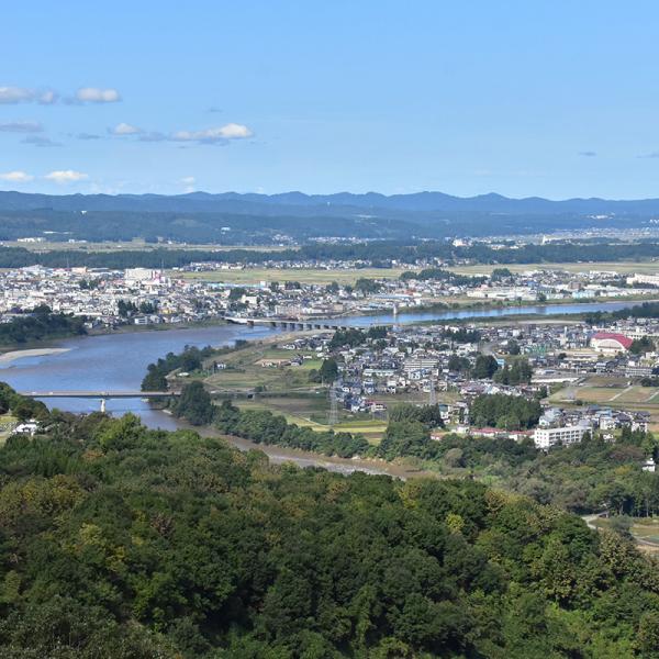 山本山から見下ろした小千谷駅周辺の様子。信濃川が蛇行している