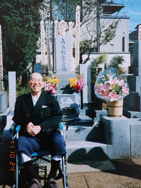 成田東の天桂寺の生前墓の前で（写真提供：森敬子氏）