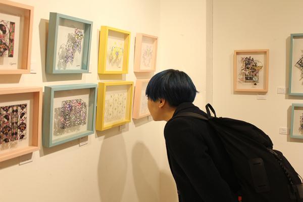 展示風景。実物の迫力は格別。見るほどに引き込まれる