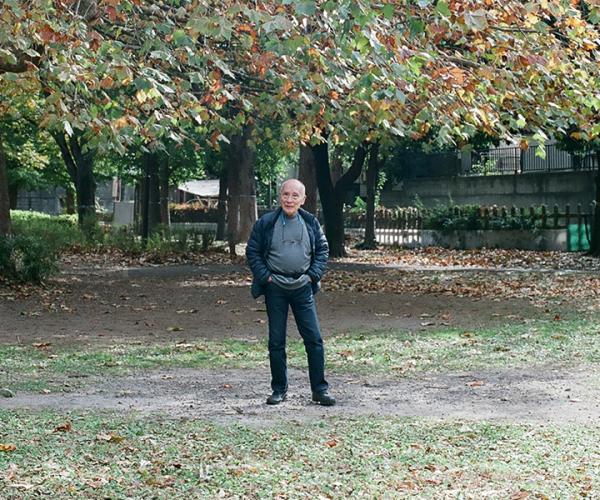 善福寺川緑地にて。谷川さんの作品には、杉並の風景が描かれているものもある（撮影：川島小鳥、写真提供：谷川俊太郎）