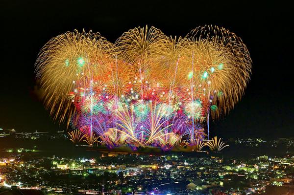 ３日間に渡って開催される「おぢやまつり」。祭りの最後を飾る花火大会のスターマインは大迫力（写真提供：小千谷観光協会）