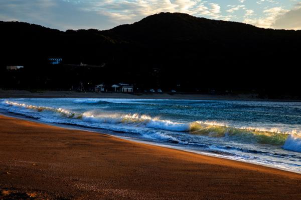 区民カメラマンが早起きして撮影した、朝焼けの弓ヶ浜