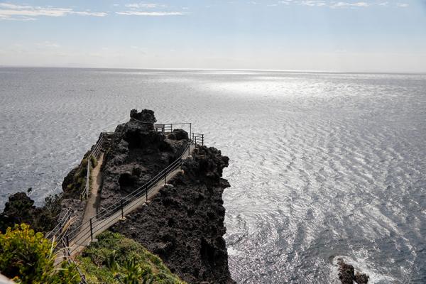 「石廊埼」の断崖。先端には熊野神社がある