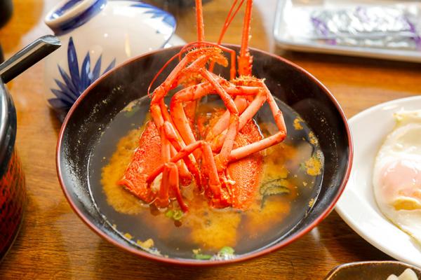 朝食は伊勢エビの味噌汁付き