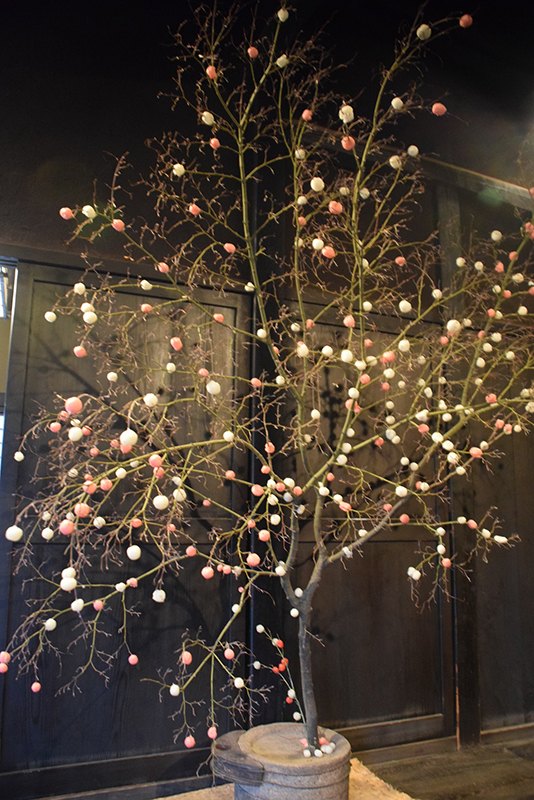 「親子博物館教室 まゆだんごを作ろう！」で完成した大きな飾り（写真提供：杉並区立郷土博物館）