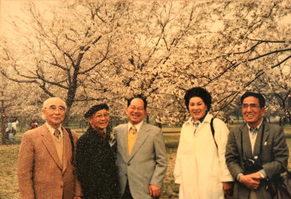 見学会風景。桜も満開で皆さんとても楽しそう（杉並区立郷土博物館所蔵）