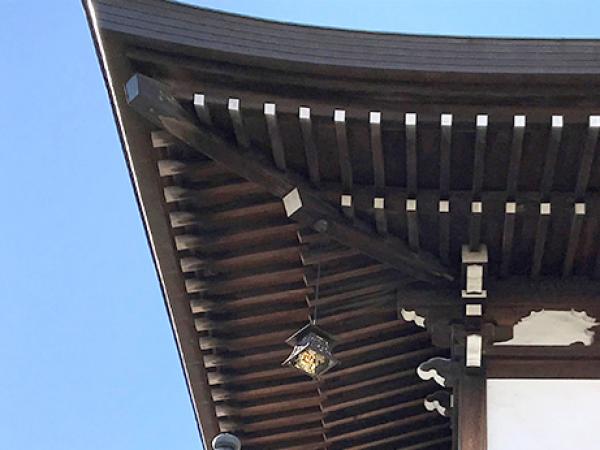 日光を反射して光るように見える風鐸。清見寺には江戸期に作られた風鐸が保存されている