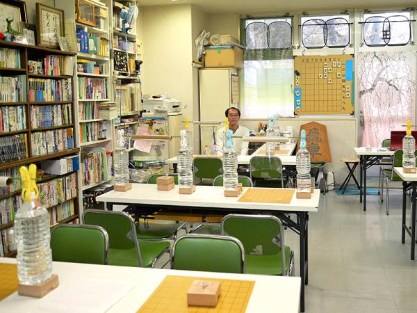 将棋の本がたくさん並ぶ明るい教室