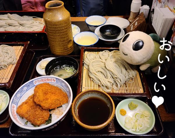 「わたや」でへぎそばとカツ丼セットを注文。弾力あるそばの食感が新鮮