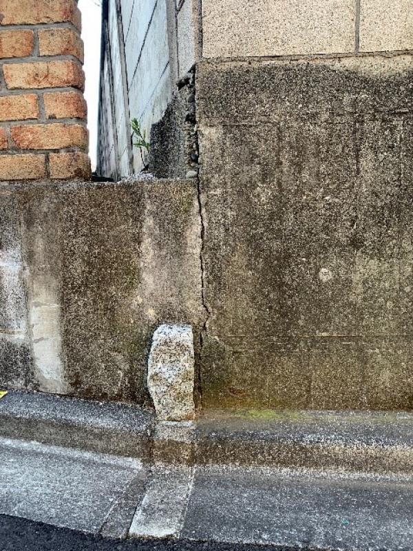 家と家の間にある杉並区と中野区の境界石。この隙間に区境がある