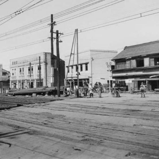 1944（昭和19）年の荻窪駅東側大踏切。駅北側に商店が並んでいたのがわかる（写真提供：杉並区広報課）