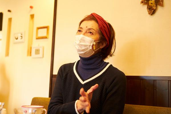 「クリエイティブな人に出会えることや、街のための活動を実現できることが、阿佐谷の魅力です」（撮影場所：カフェ・ド・ヴァリエテ）