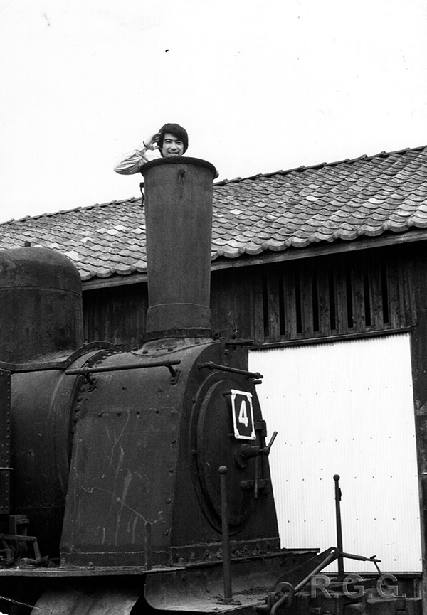 関東鉄道鉾田線（石岡機関区）にて。1970（昭和45）年３月29日、23歳の荒川さん（写真提供：RGG、撮影：高田寛さん）