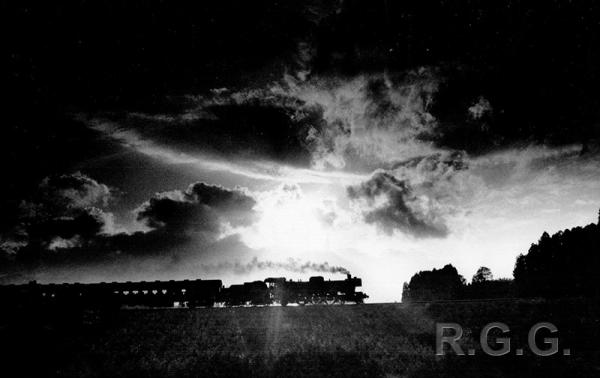 C55形蒸気機関車の美しいシルエット（吉都線　高原ー広原駅間）。1974（昭和49）年３月５日、荒川好夫さん撮影（写真提供：RGG）