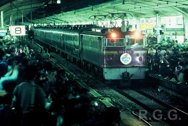 「旅立ちJR号」のヘッドマークで四国に出発するEF65形。1987（昭和62）年３月31日、東京駅で荒川好夫さん撮影（写真提供：RGG）