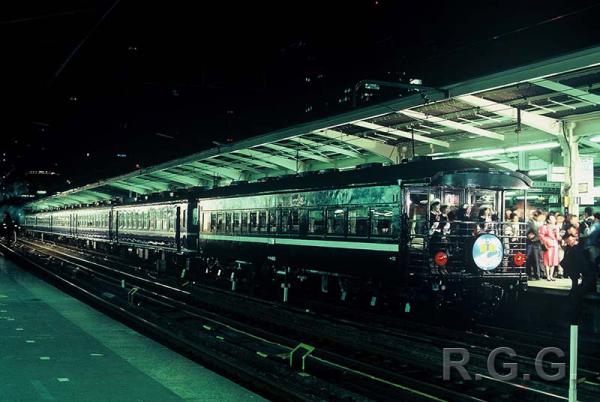 「さようなら国鉄」のテールマークを付け東京駅を発つ「旅立ちJR西日本号」。1987（昭和62）年３月31日、国鉄最後の日。荒川好夫さん撮影（写真提供：RGG）