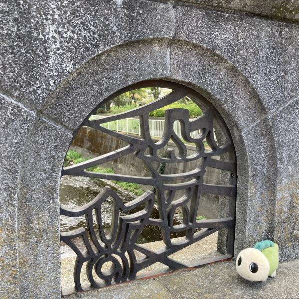 神田川に架かる「塚山橋」。「橋も縄文土器の模様でステキだね」
