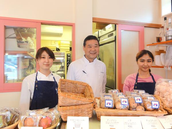 梅原さん（写真中央）とスタッフが笑顔で迎えてくれる