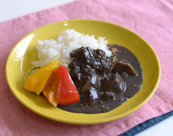 カレールーは驚きの黒さ。パプリカなどの野菜を添えると華やかに