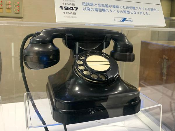 1947（昭和22）年、送話器と受話器が連結した送受機スタイルの電話が登場