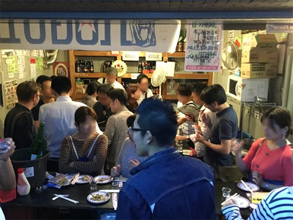 「角打ち処　裏の部屋」に集う人々。飲んで、しゃべって楽しくコミュニケーション（写真提供：三矢治さん）