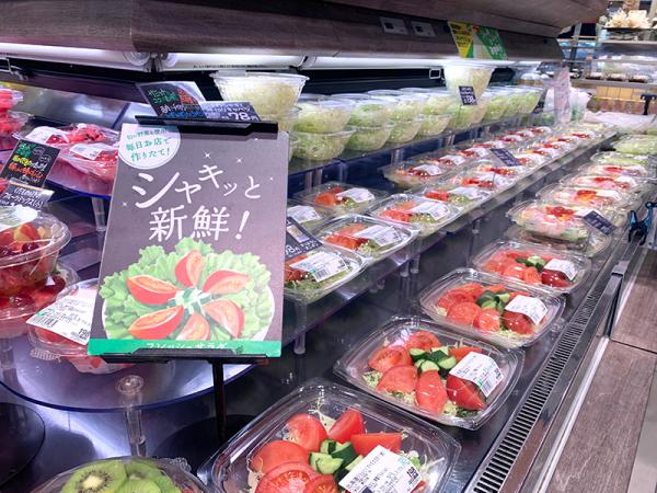 生産者が出荷に困っている形は不ぞろいだが鮮度の良いおいしい野菜を無駄にせず、サラダにしてお手頃価格で提供