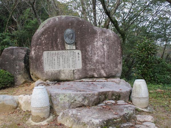 葉山の郷里、福岡県京都郡みやこ町の八景山自然公園に文学碑が建立されている。また、葉山のゆかりの地で、作品の舞台となっている長野県駒ヶ根市の切石公園と岐阜県中津川市の落合ダム湖畔にも文学碑がある（写真提供：みやこ町歴史民俗博物館）