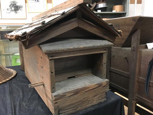 高井戸小学校に寄贈された大正末期ごろの杉製のミツバチ飼育箱（写真提供：山口朝）