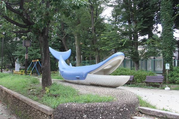 大きなクジラの遊具が印象的な玉川上水公園