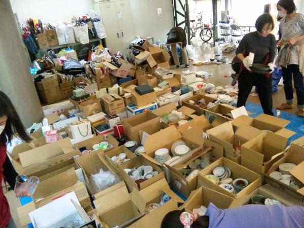 2011（平成23）年、区内の施設で支援物資の仕分けに協力する区民ボランティア