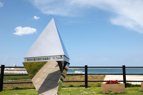 海を眺める高台にある南相馬市メモリアルパークの「東日本大震災復興記念モニュメント」